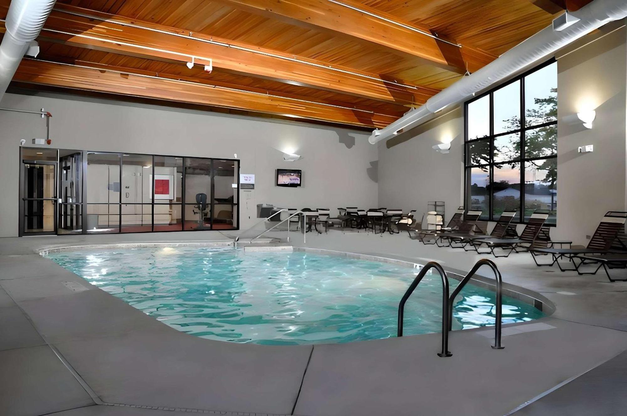 Comfort Suites Milwaukee West Bagian luar foto
